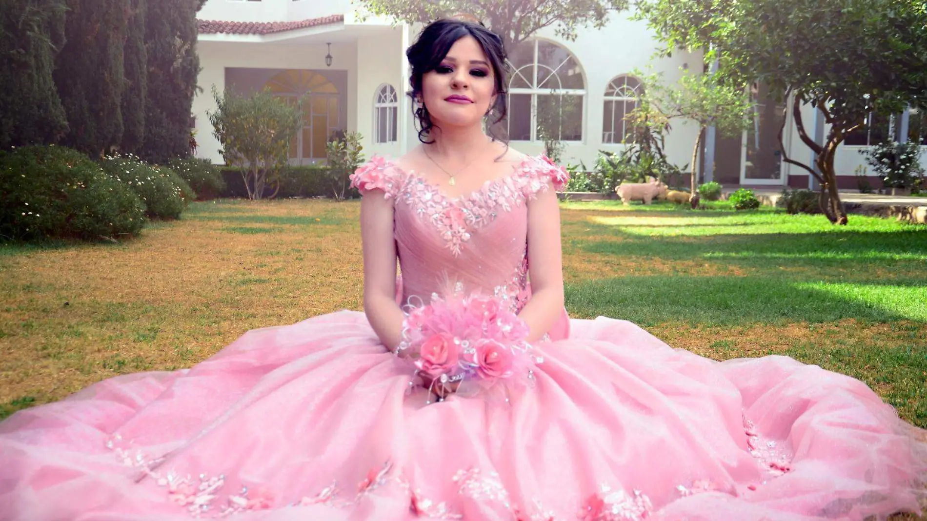 FOTO PRINCIPAL SJR La quinceanera luciendo su vestido